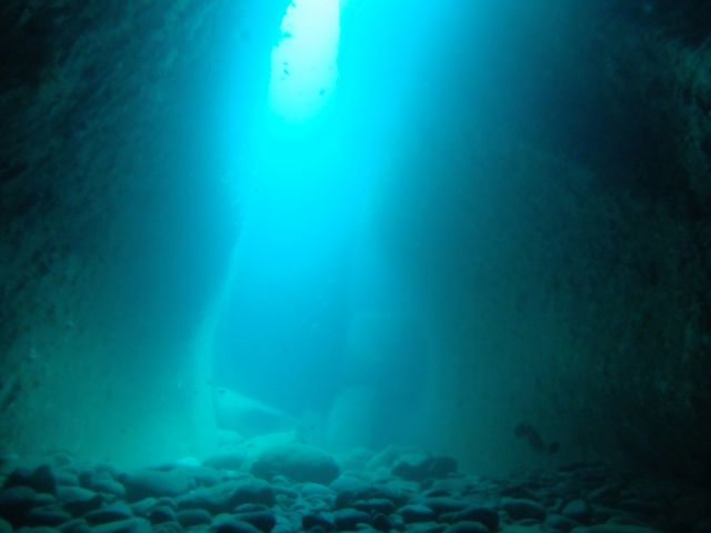 DSCF0067水路下の洞窟