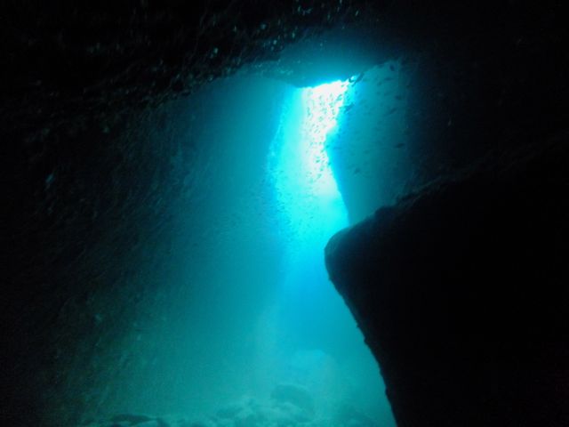 DSCF1710水路下の洞窟