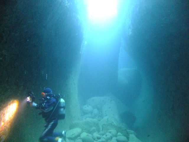 DSCF2360水路下の洞窟