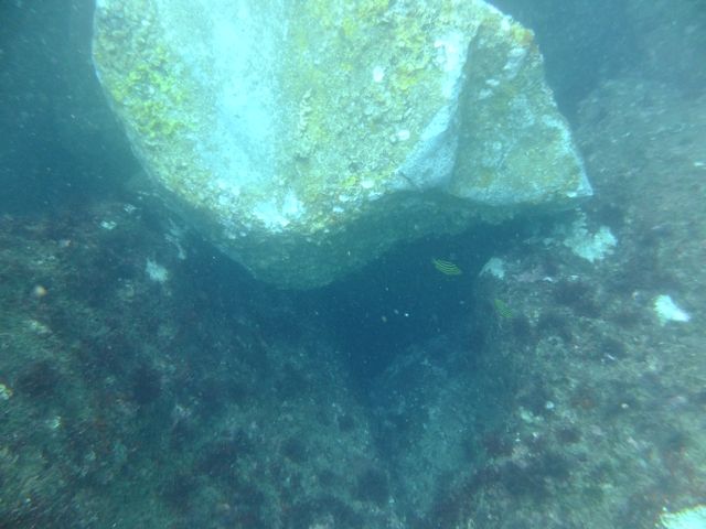 DSCF5012三角穴上の岩
