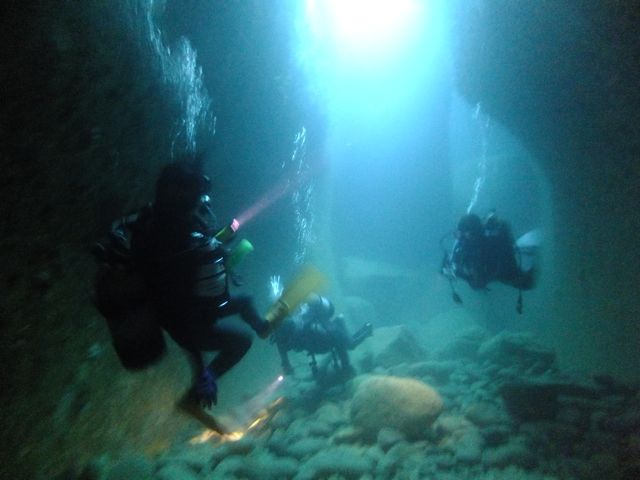 DSCF5319水路下の洞窟