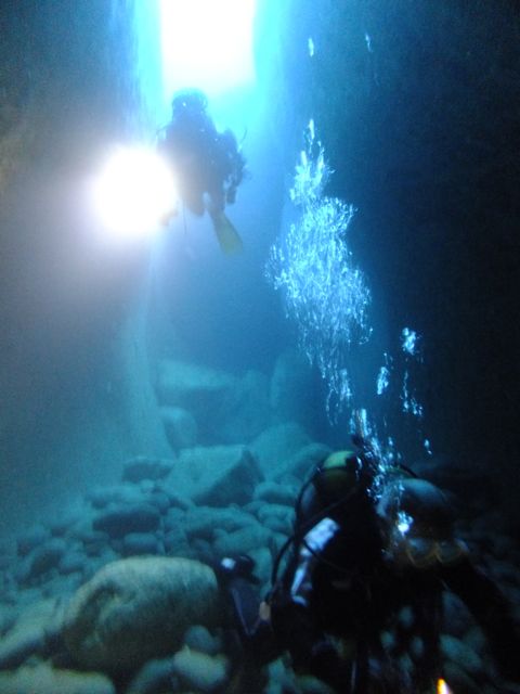 DSCF6360水路下の洞窟
