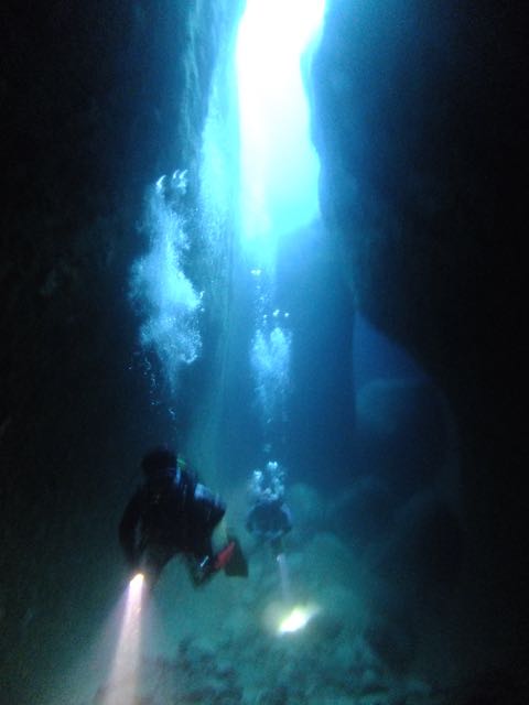 DSCF6493水路下の洞窟
