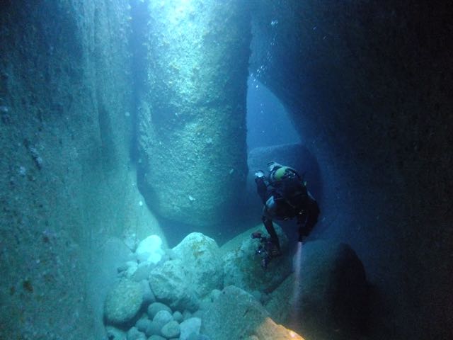 DSCF6617水路下の洞窟