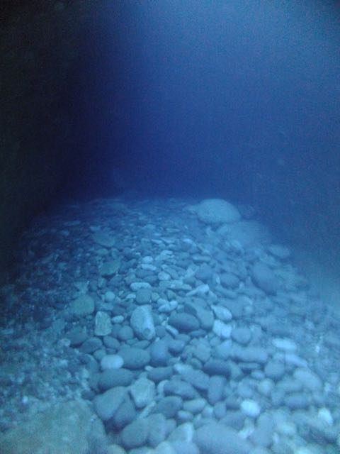 DSCF6700水路下の洞窟
