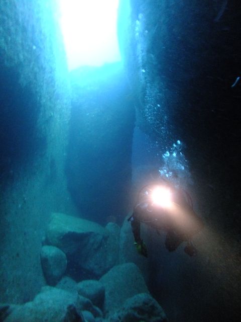 DSCF6784水路下の洞窟
