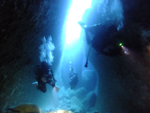 DSCF6790水路下の洞窟