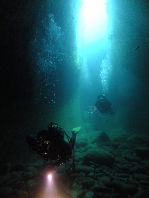 DSCF8448水路下の洞窟