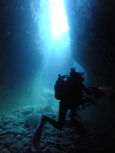 DSCF8751水路下の洞窟