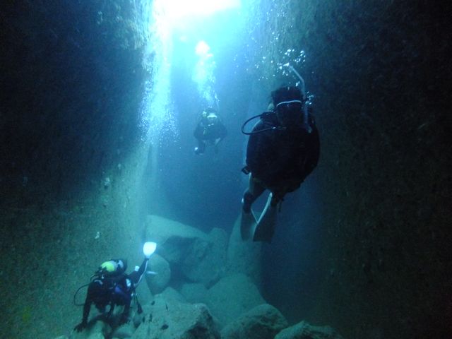 DSCF8770水路下の洞窟