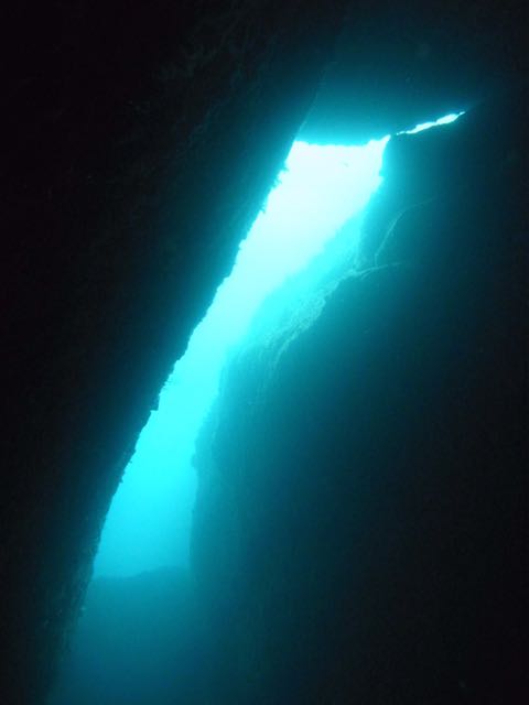 R0014322水路下の洞窟ふり向く